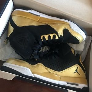 Jordan Sneakers Black & Gold